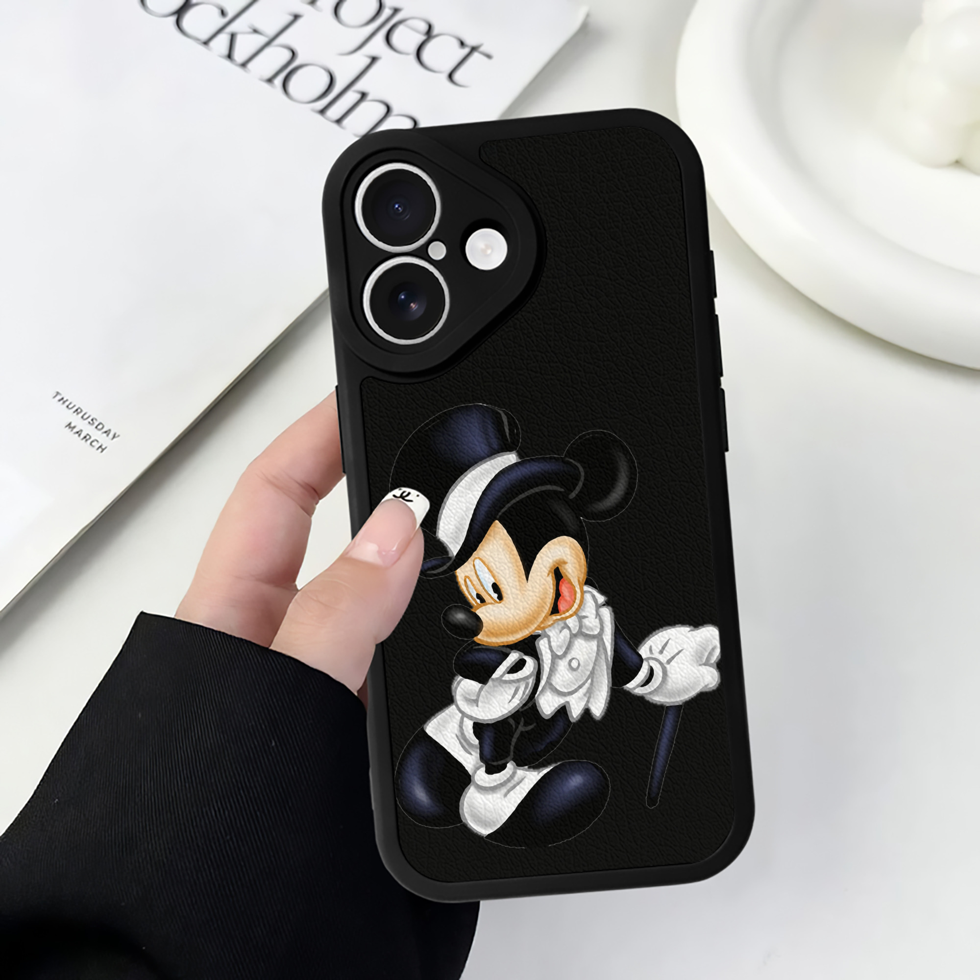 （画像用） ミッキーマウス Mickey Mouse 【iPhone 16シリーズ対応】シリコンスマホケース（レザー調） 材質：シリコン